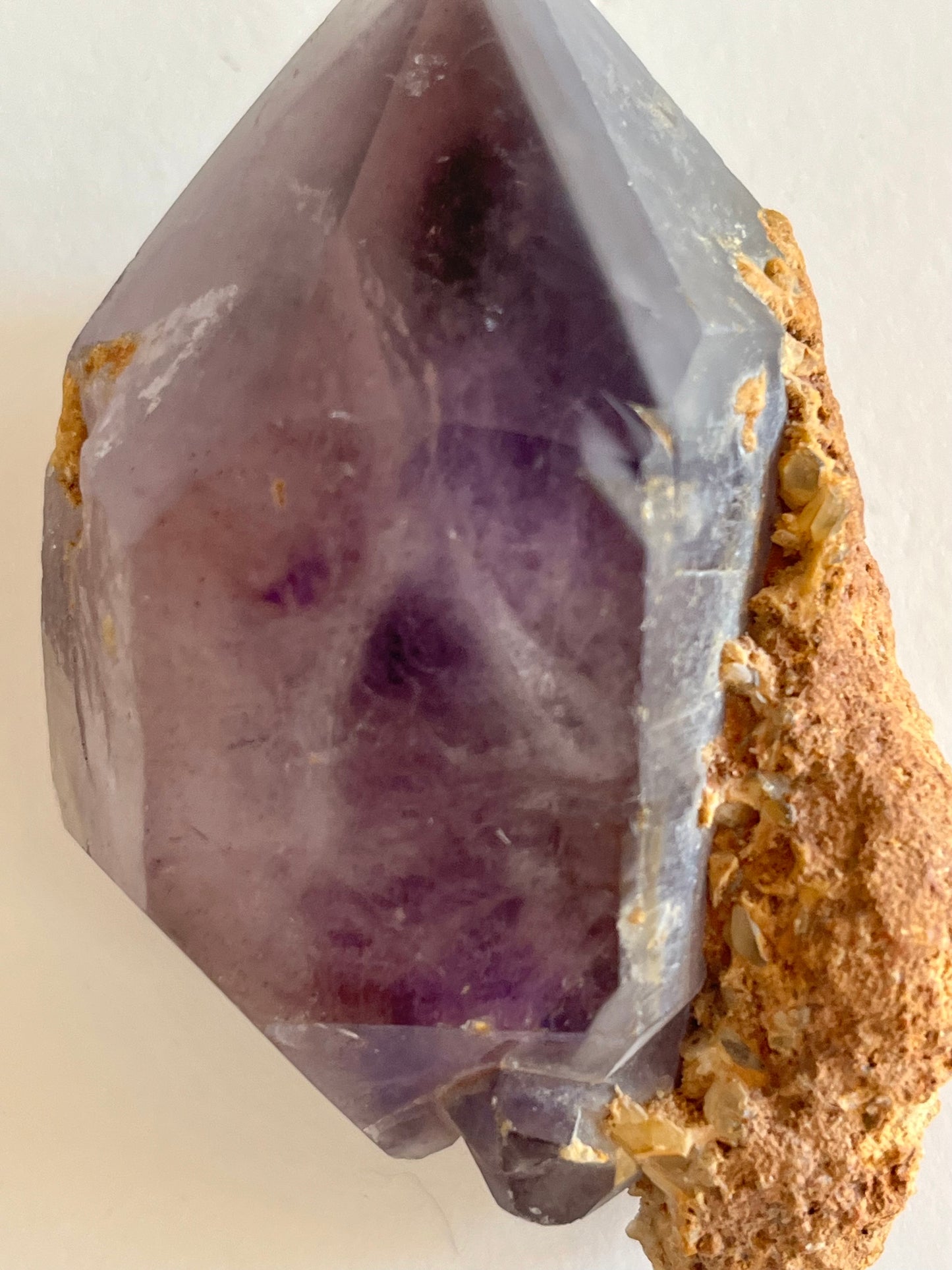 Diamantformad manifesteringskristall i Ametist