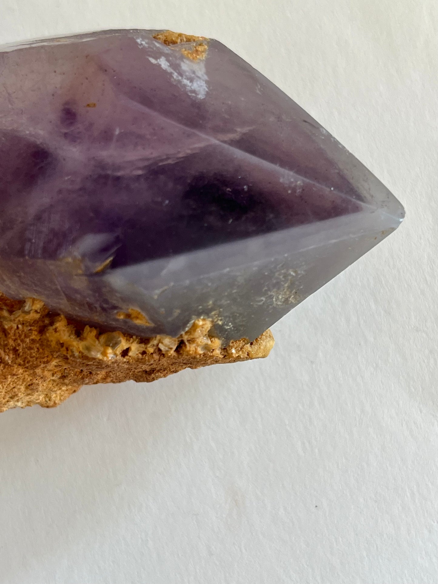 Diamantformad manifesteringskristall i Ametist
