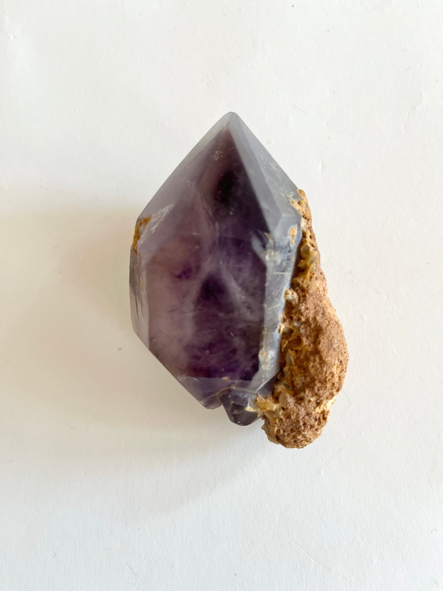 Diamantformad manifesteringskristall i Ametist