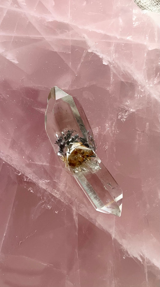 Herkimer diamant med petroleum.Enhydro kristall med 1 bubbla.
